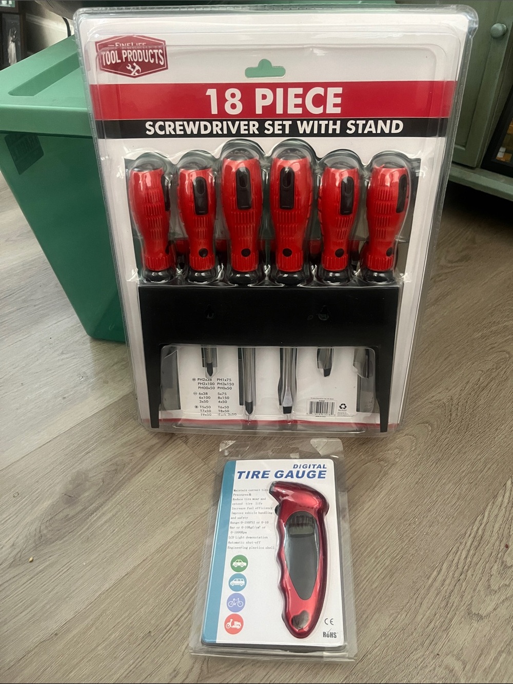 FineLife 18-Piece Red Screwdriver Set with Stand and free Digital tire gauge NWT